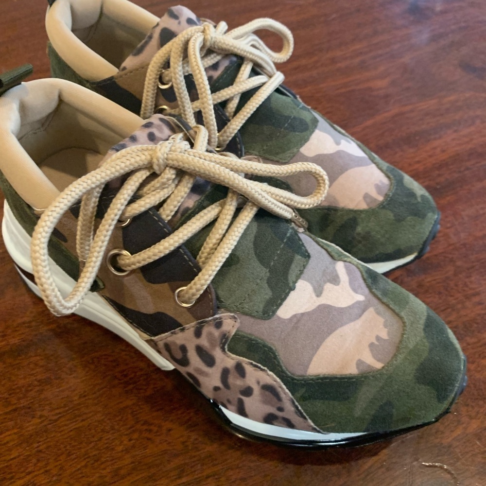 NWT Steve Madden “Cliff” Camo/Animal Print Lace Up Sneakers 6